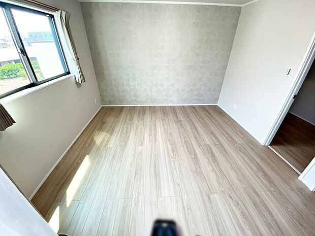 【洋室8帖】 2階の寝室からは広々としたバルコニーに出られます。洗濯物を干していても、屋根付きインナーバルコニーなので急な雨の日でも安心です。