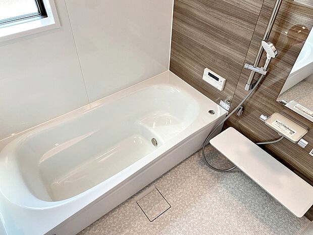 【浴室】 ゆったりと入れる1坪タイプのお風呂が魅力!便利な追い炊き機能付きです!
