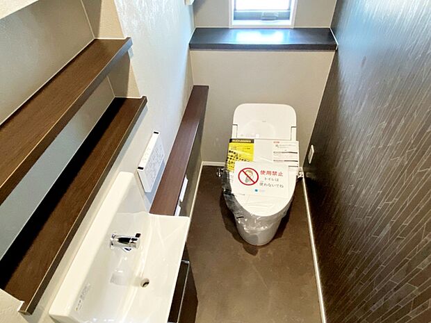 【トイレ】 1、2階共にシャワー機能付!小窓が付いている為換気もスッキリして頂けます。