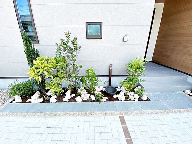 玄関横には立水栓が設置されています！お庭の水撒き、洗車、お掃除、お子様の水遊びなど便利です！ 
