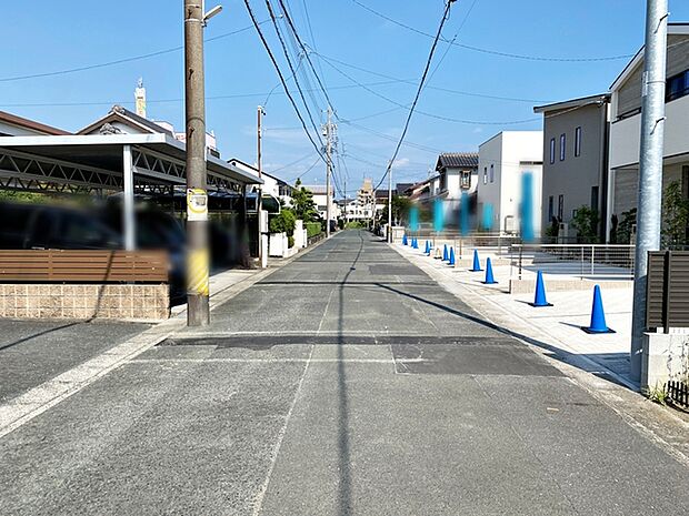 前面道路：北東側6ｍ幅 前面道路と敷地に高低差がなく、お車の出入庫もスムーズに行えます。  