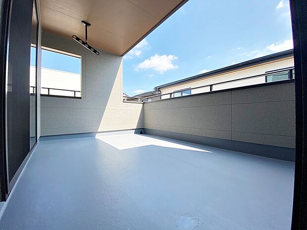 2部屋から出入り可能な陽当りの良い広々ワイドバルコニー！  