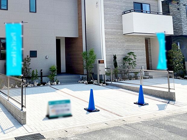 並列2台駐車可能なゆとりあるカースペース。目の前が駐車場だと雨の日も大量にお買い物をした時も便利 