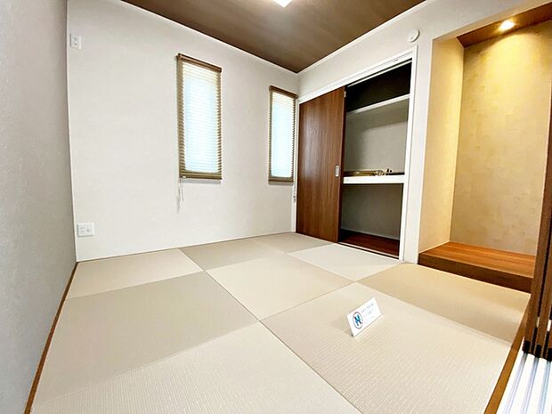 【和室5帖】 床の間付きの情緒漂う和室。収納もしっかりついているので、おもてなしにも便利です 