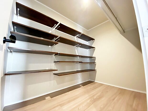 【納戸】 衣類や家具など普段使わないものをしまっておける納戸