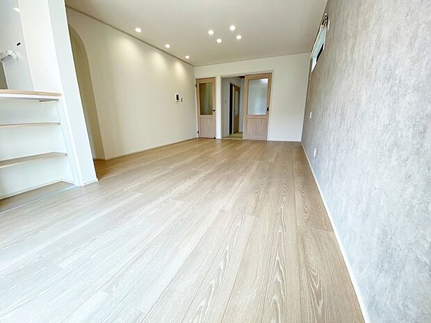 【リビング18.2帖】 和室と一体利用できるリビングは合わせて22.7帖の大空間！ご友人を招いてホームパーティーも楽しめます