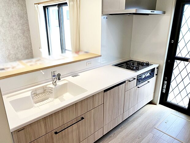 【キッチン】 リビングで遊んでいるお子様を見ながらお料理ができ、子育て中のパパママにも安心の設計です!