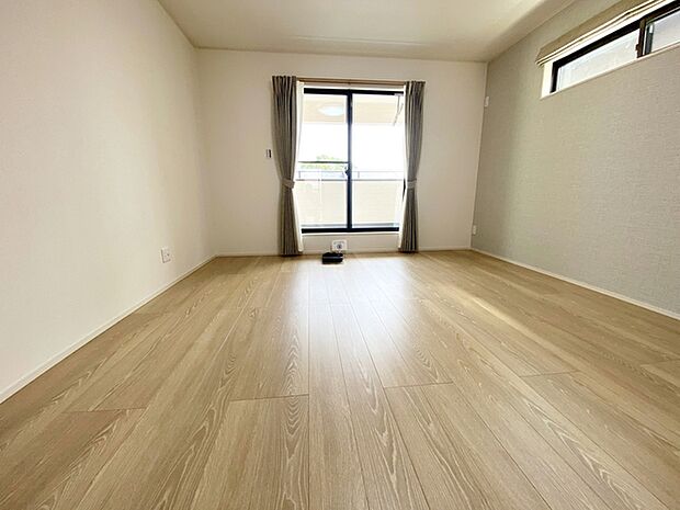 【洋室8帖】 2面採光で、晴れの日の日中はいつも明るい室内に。窓を開放すれば気持ちの良い風が入ります。 