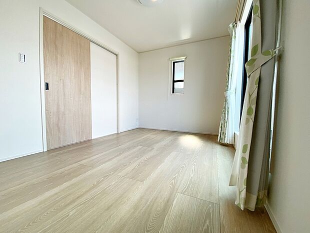 【洋室6帖】 お子様の一人部屋に最適な居室です。ウォークインクローゼット付きで自然とお片付けできる環境に!