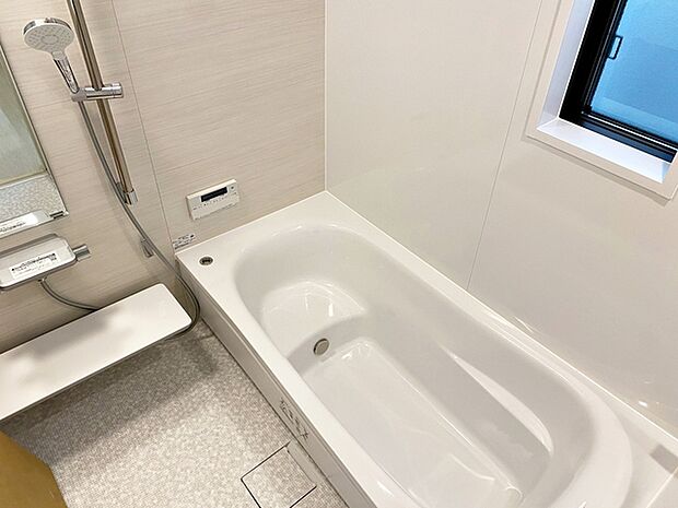 【浴室】 ゆったり入れる浴槽、一坪サイズのゆとりの空間。一日の疲れを癒してくれるくつろぎのバスタイムを…
