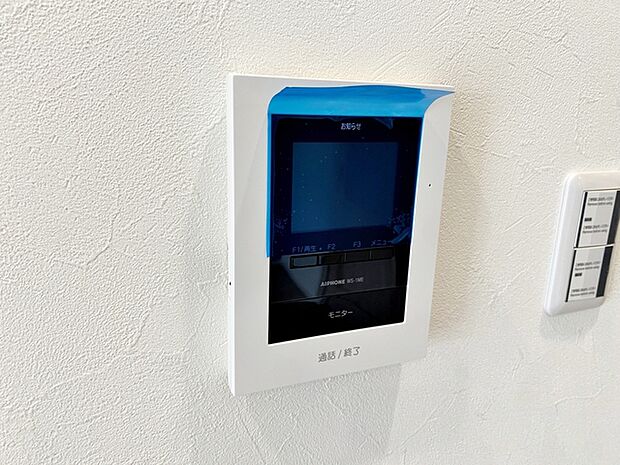 【TVモニター付きインターホン】留守中の来訪者画像をモニター親機に自動で録画・保存できる録画機能を内蔵。