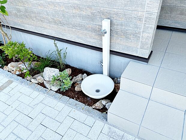 玄関横には立水栓が設置されています！お庭の水撒き、洗車、お掃除、お子様の水遊びなど便利です！ 