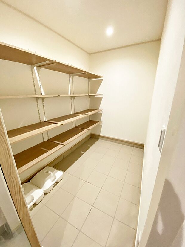 【土間収納】 アウトドア用品や屋外で遊ぶ子供のおもちゃ、園芸用品などの収納に便利な土間収納