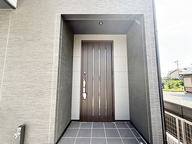 玄関が深い位置にあるので雨に濡れることなく身支度ができます