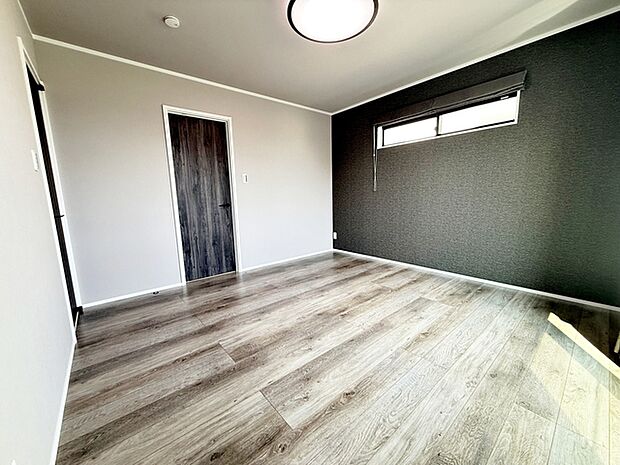 【洋室8帖】 寝室には大きな収納スペースがあり、室内を広々と利用できます!