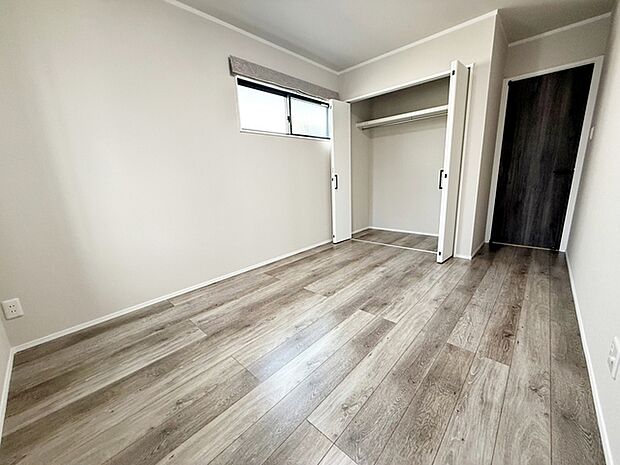 【洋室6.5帖】 腰窓で机や家具の配置がしやすい洋室6.5帖。子供部屋や書斎にもオススメです!