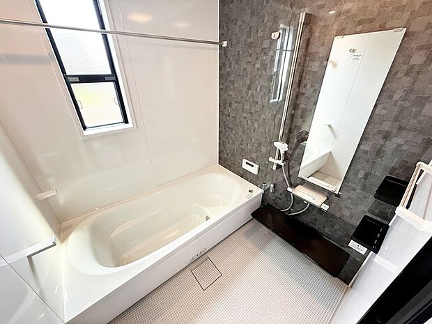 【浴室】 防水性や保温性に優れたシステムバスルーム!洗い場と脱衣所の段差が少なくバリアフリー