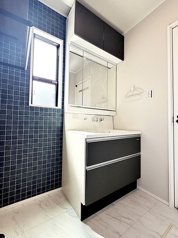 【洗面台】 天井までの収納力と機能性に優れた洗面台で、朝の忙しい時間でも身支度準備がスムーズにできます。