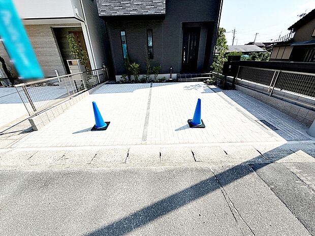 駐車場は2台分を確保、並列で駐車できます。