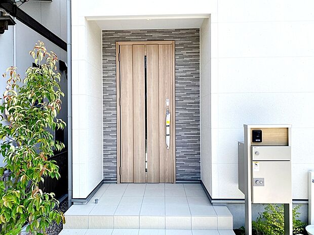 雨の日の出入りも濡れにくい玄関ポーチ 