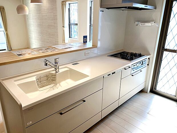 【キッチン】 お料理の用意や後片付けもスマートな対面キッチン。お料理中もリビングのご家族と会話が弾みます 