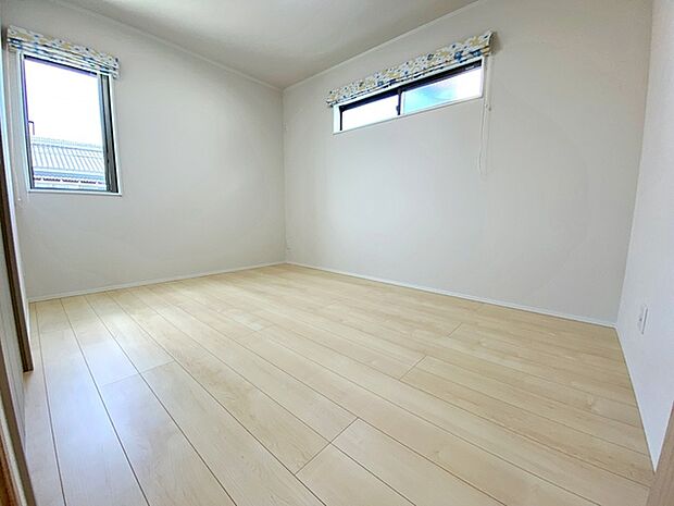 【洋室6帖】 腰窓で机や家具の配置がしやすい洋室6帖。子供部屋や書斎にもオススメです！ 