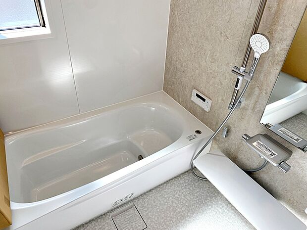 【浴室】 浴室は1坪タイプで親子一緒に入浴しても広くご利用できます!ステップ付きの浴槽は節水効果も。
