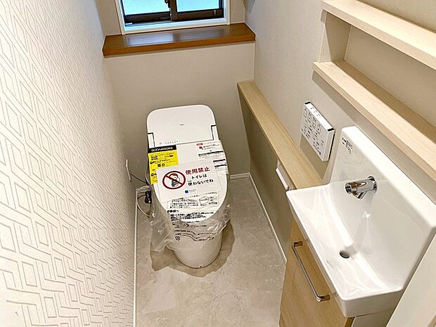 【トイレ】 1、2階共にシャワー機能付!小窓が付いている為換気もスッキリして頂けます。