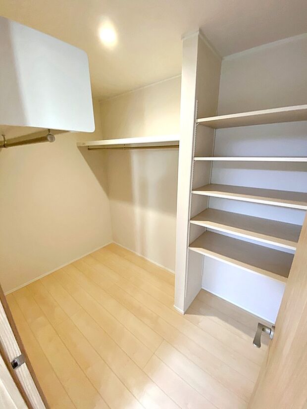 【ウォークインクローゼット】 大容量のウォークインクローゼットで衣類や大きい荷物等も綺麗に収納！ 