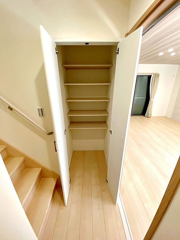 【1階ホール収納】 廊下には収納スペースを設けております！日用品のストックや掃除用品の収納など、様々な面にご活用していただけます！ 