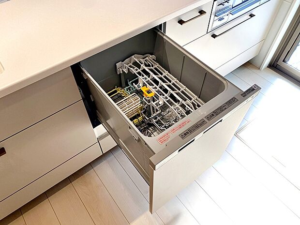 食器洗浄乾燥機は時間のかかる食器洗いを楽にしてくれる上に水道代も安くなるスグレモノ