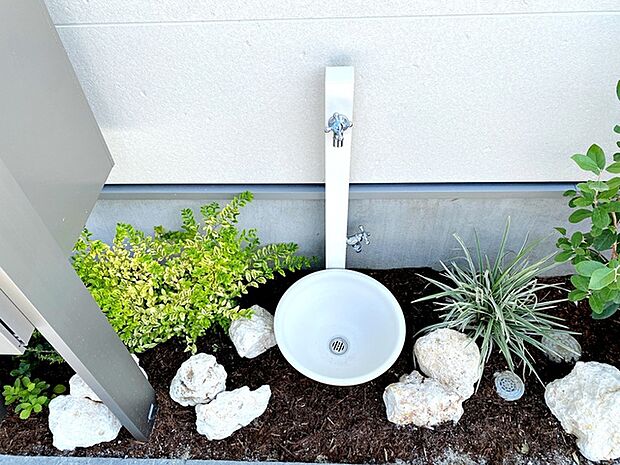 玄関横には立水栓が設置されています!お庭の水撒き、洗車、お掃除、お子様の水遊びなど便利です!