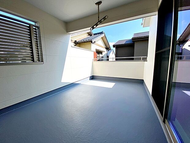 【バルコニー】 南向きで明るい空間！風と光を感じる広々インナーバルコニーは物干しだけなく家族の憩いの場に！  