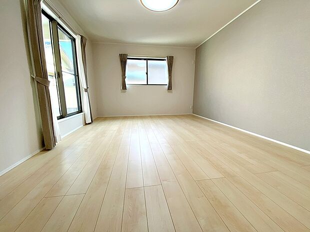 【洋室10帖】 キングサイズのベッドも置ける10帖のゆとりある主寝室。広々としたバルコニーに出られます。