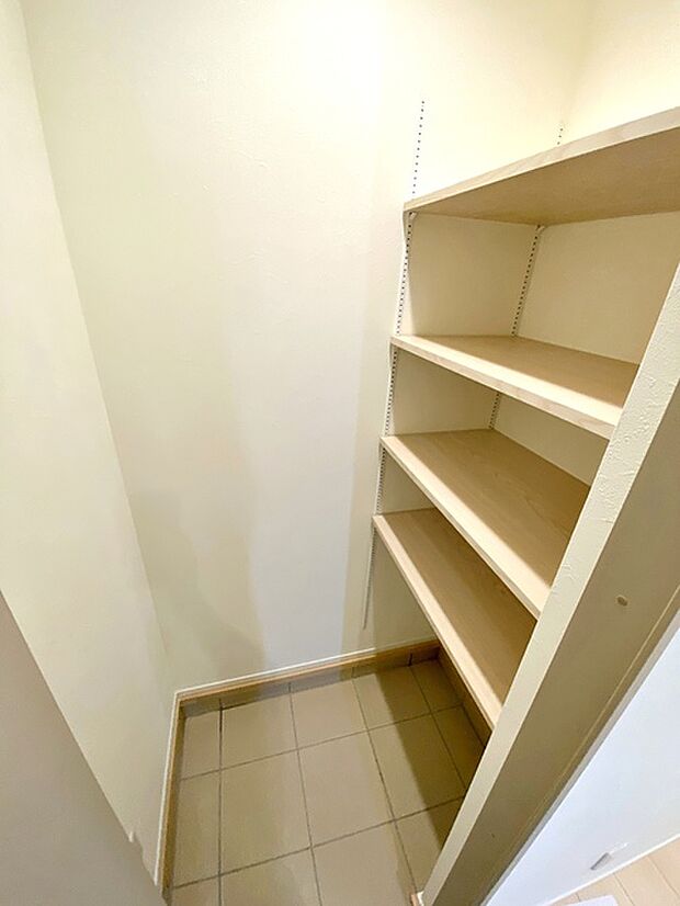 【土間収納】 『土間収納』を設けた玄関。室内に持ち込むと汚れが気になるグッズを収納