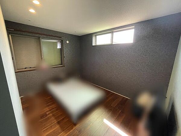 【洋室6帖】ウォークインクローゼット完備でゆったり過ごせる主寝室です。