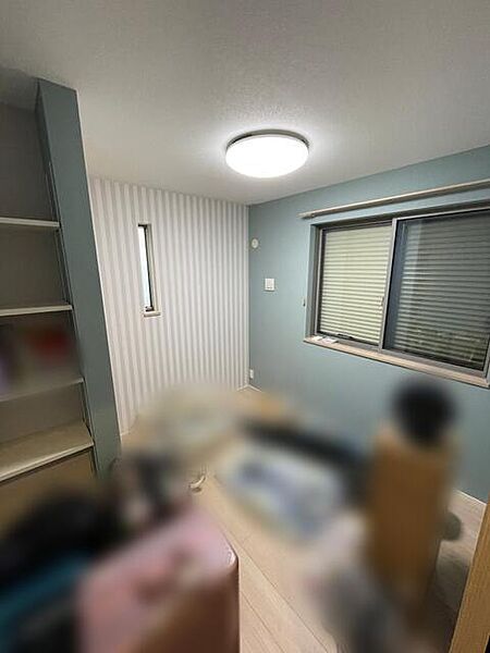 【洋室4.5帖】お子様の一人部屋に最適な居室です。自然とお片付けの習慣が身に付くクローゼット付き。