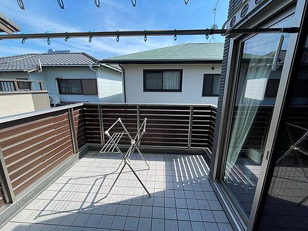 日当たり良好でお布団やお洗濯物もたっぷり干せる広々バルコニーです。