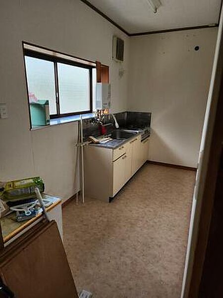 窓から自然光が入り、家具へのにおい移りの心配のない独立したキッチンです。