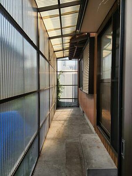 雨の日のお洗濯にも便利な雨除けスペース。