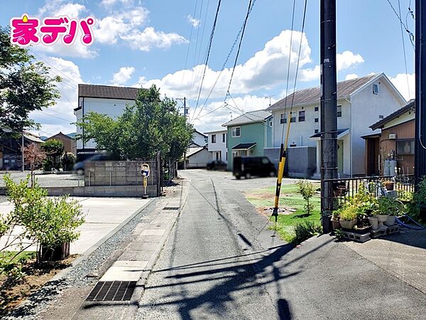 前面道路は車通り少ないのでお子様も安心して暮らせる環境です