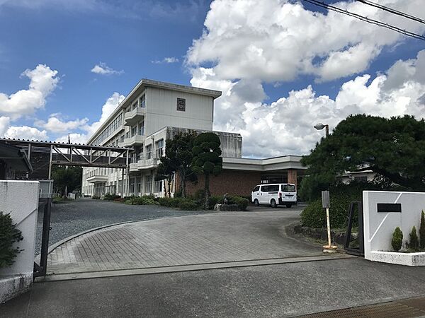 新城中学校（690m）