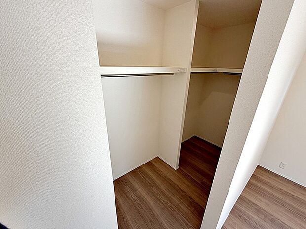 【ウォークインクローゼット】 WICは洋服、帽子、バッグなど全て収納可能！お部屋がスッキリ整理整頓できます！ 