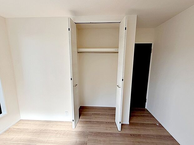 壁面クローゼットがあればタンスを置く必要がなく、出っ張りのないスッキリ空間を維持できます。  