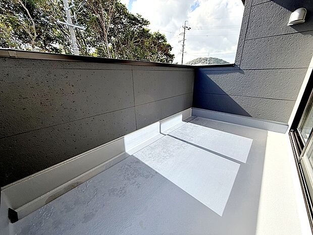 【バルコニー】 洗濯物や布団干しスペースを広々と確保。  