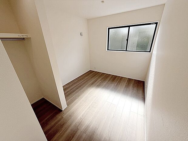 【洋室5.06 南向きならではの恵まれた採光・通風。明るいお部屋は開放感がありますね。 帖】