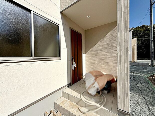 【玄関】 雨の日の出入りも濡れにくい玄関ポーチ 