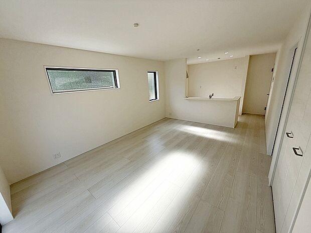 【リビング16帖】 縦長リビングは壁面が広いため、収納や家具などを自由に配置しやすいです 