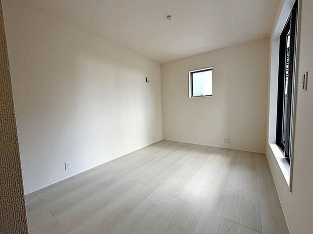 【洋室6.5帖】 バルコニーを主寝室に配置する事で、小さなお子様のいる家庭も安心安全な生活！ 