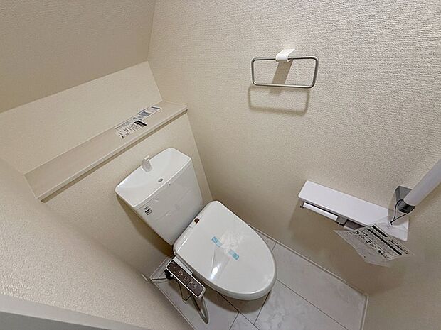 【トイレ】 各フロア1カ所ずつシャワー機能付トイレを設置しており、忙しい朝の混雑も解消！ 